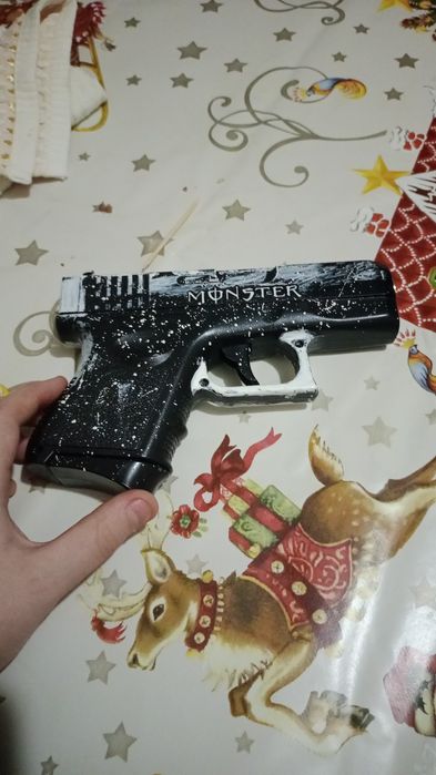 Продаю пистолет (игрушечный) с монстром