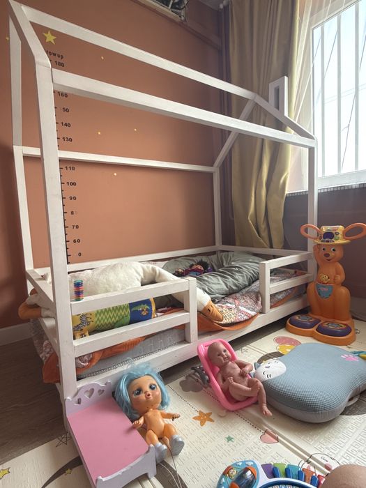 Детская кроватка домик