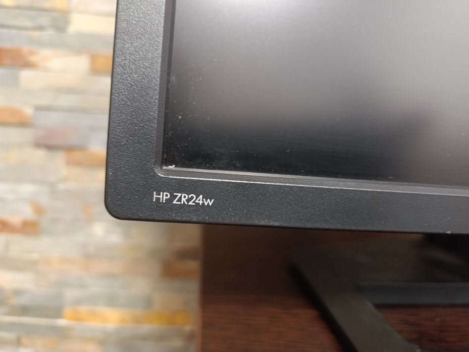 Monitor HP diagonala  24" model ZR24W