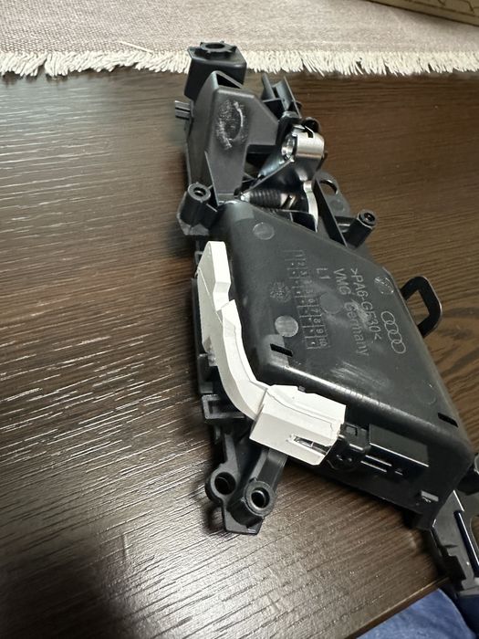 Оригинална дръжка за Audi a4 b9