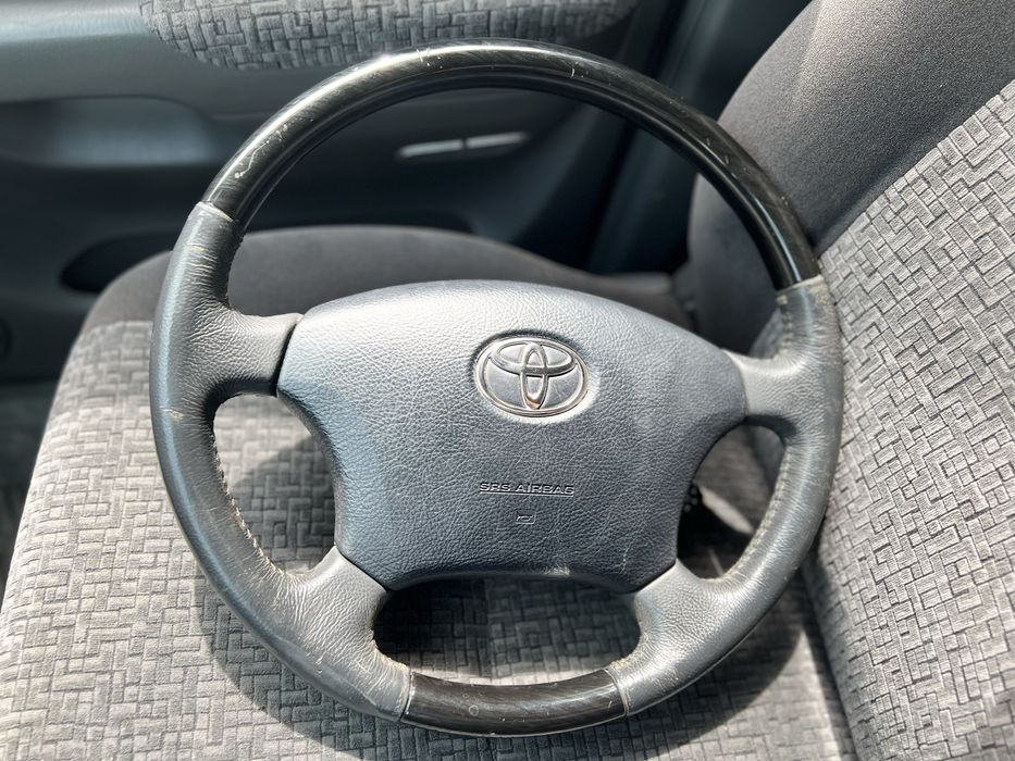 Руль на Тойота с деревянной вставкой под рояльный лак