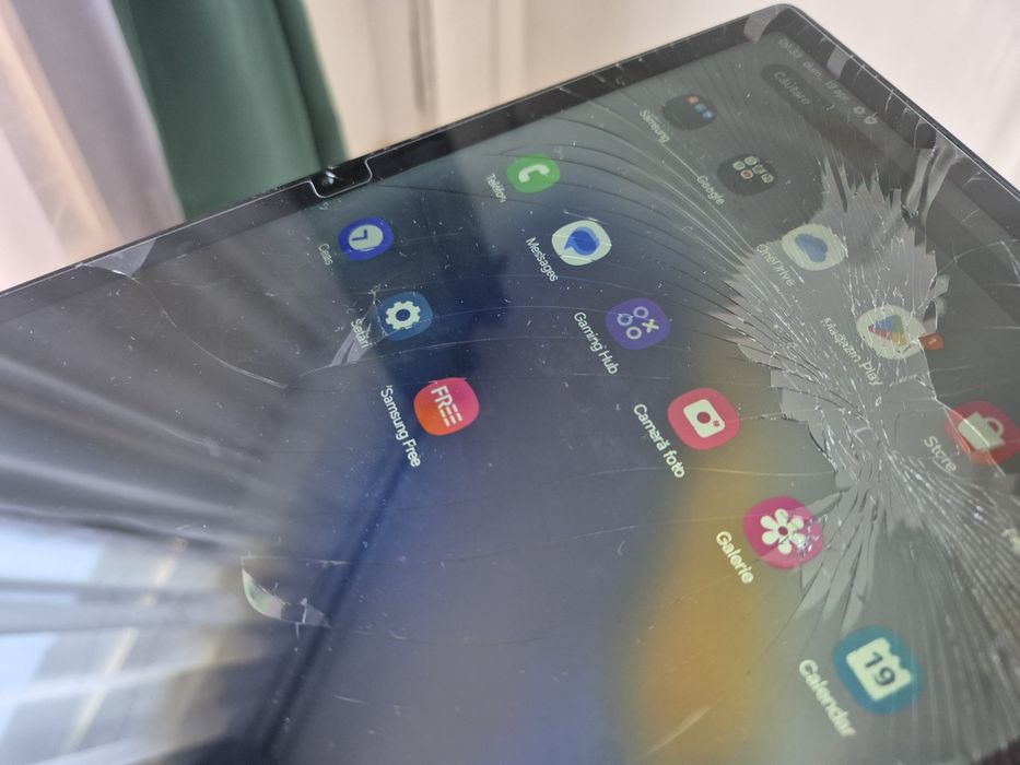 Pachet tableta Samsung Galaxy tab 8 display ciobit, touch funcțional  + tastatura bt