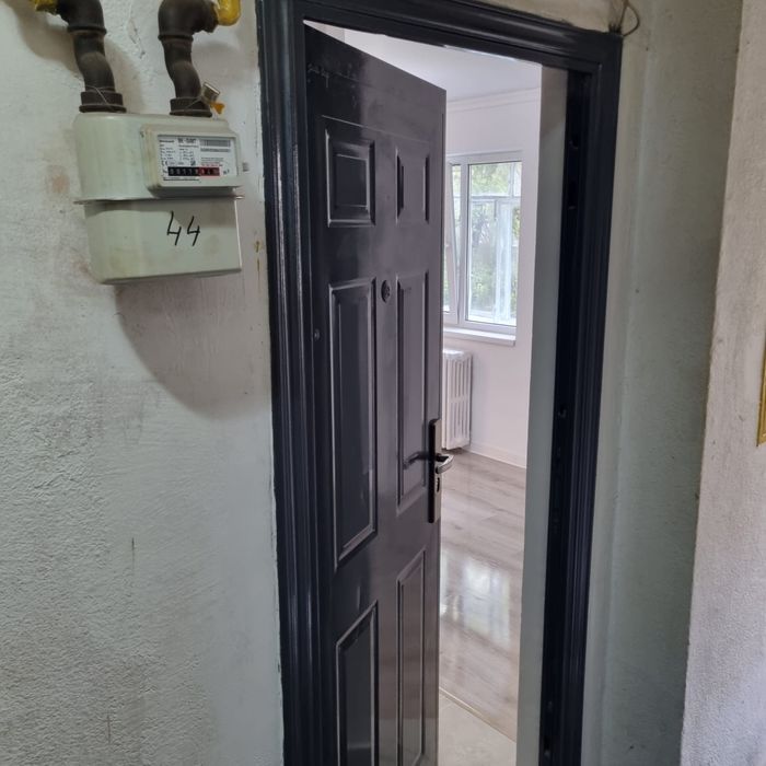 Proprietar vand gars cf 3   Cu gaze etaj 2/4 piata resita nou renovata