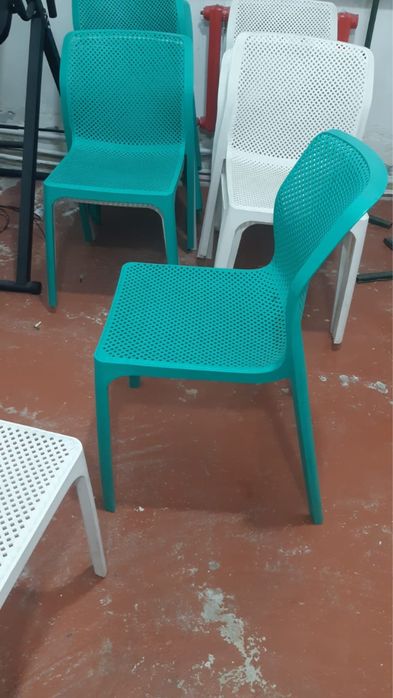 Пластиковые стулья