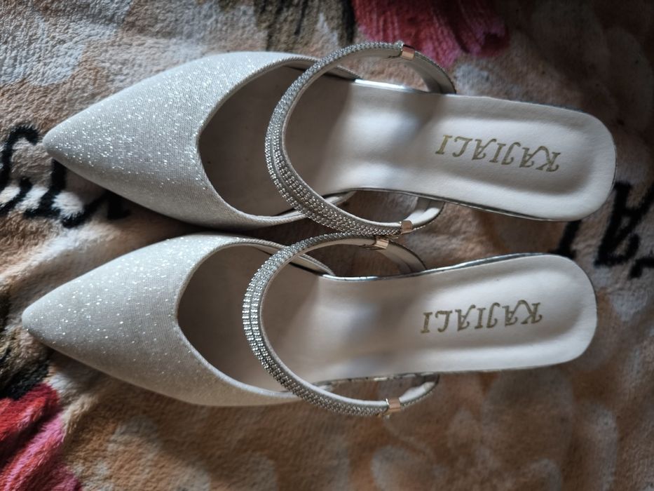 Босоножки на каблуке