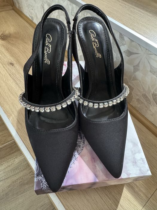 Елегантни обувки с камъни