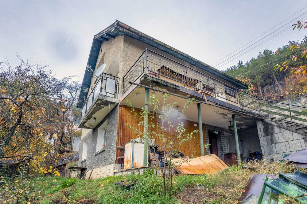 Продава се 2-етажна къща в гр. Своге