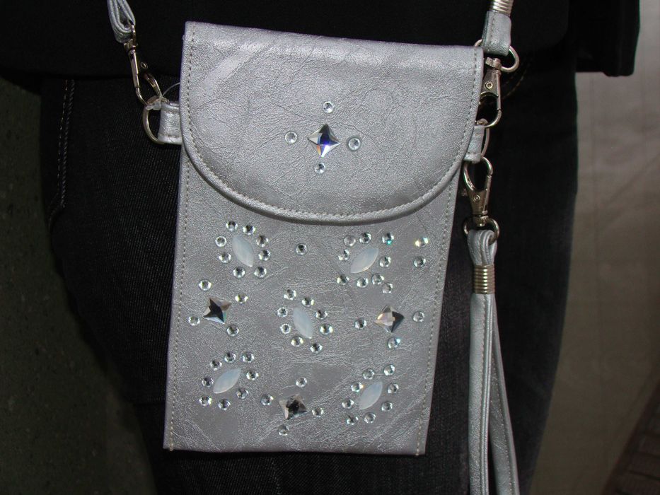 Дамски бутикови чантички за телефон и ключове