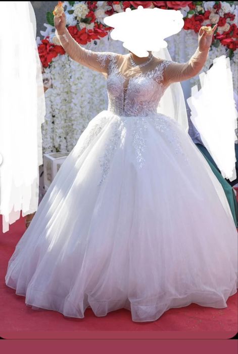 Vand rochie de mireasa + crinolina 7 cercuri , marime 44