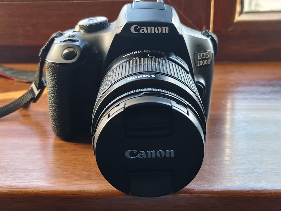 Зеркальный фотоаппарат Canon EOS 2000D