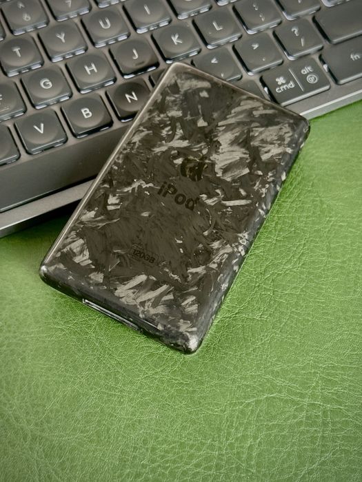 iPod Classic 6th – Custom UNIC, fibră de carbon