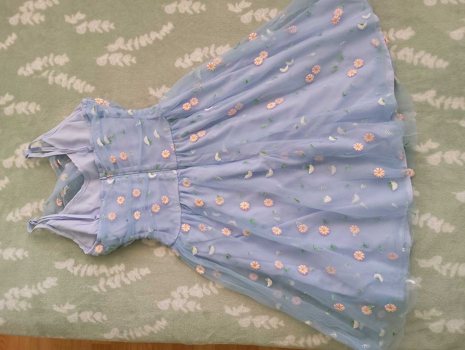 Рокля с бродирани цветя