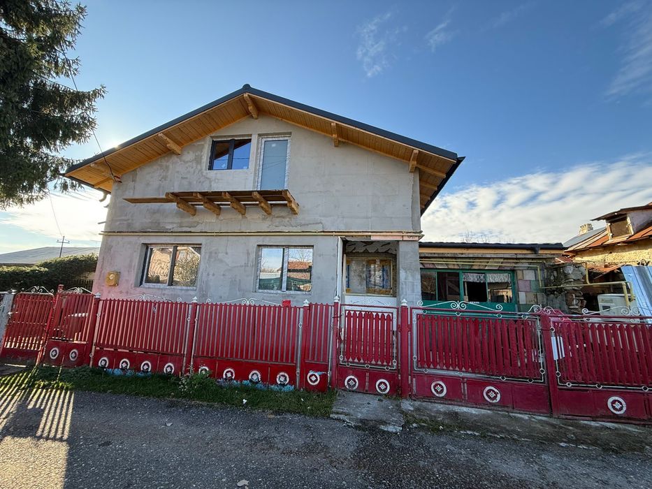 Vând casă în Bănesti