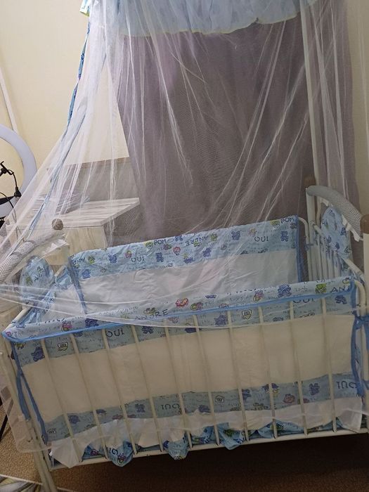 Детская кровать, удобная в использовании, прямоугольного размера