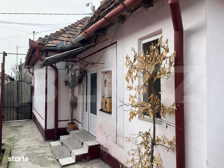 Vand casa in Oradea, intr-o zona linistita, aproape de centru comercia