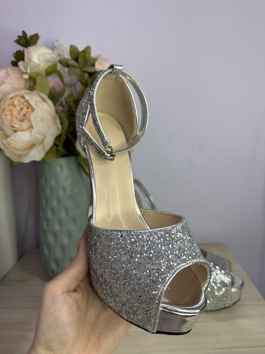 Сандали на висок ток