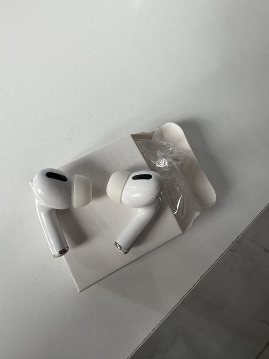 Безжични bluetooth слушалки Apple Airpods Pro