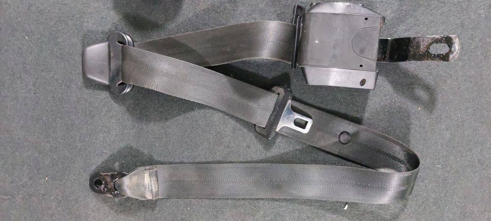 Передние ремни безопасности.