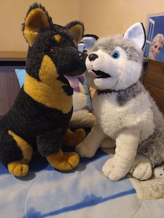 Големи плюшени кучета