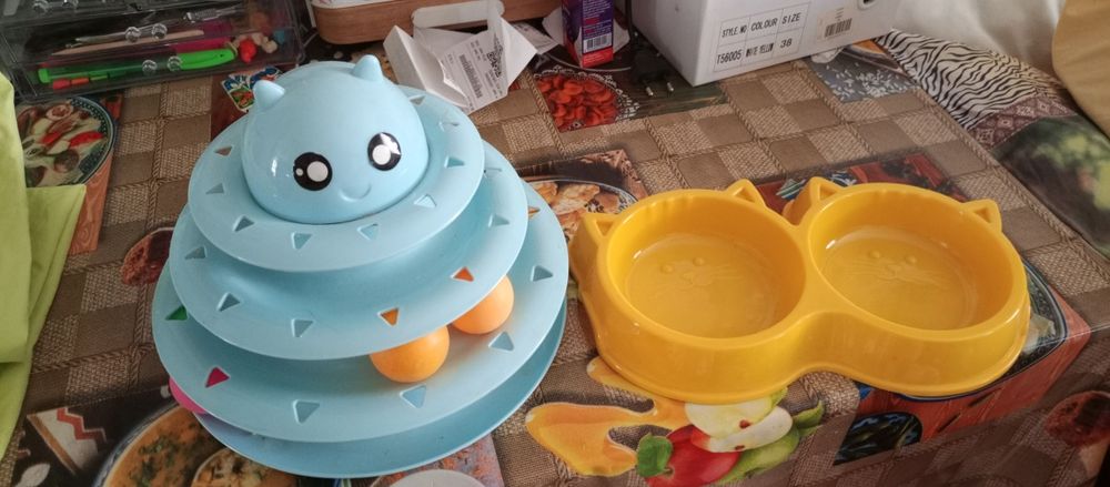 Игрушка и кормушка для кошек и котят