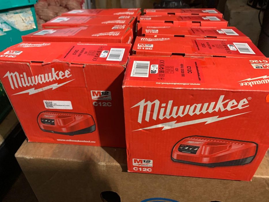 Baterii și încărcătoare noi și utilizate Milwaukee