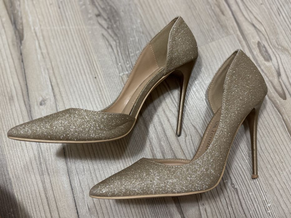 Блестящи обувки с ток