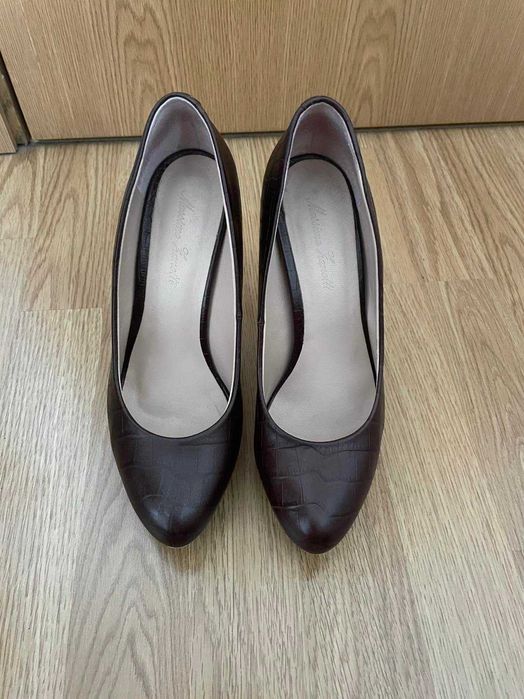 Стилни обувки на ток от естествена кожа