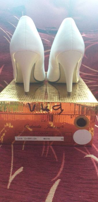 Бели елегантни обувки с висок ток