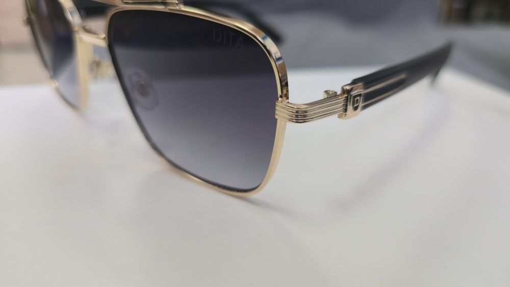 Ochelari de soare Dita rama aurie.