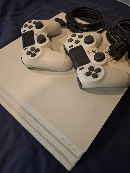 PlayStation 4 PRO Alb | 1TB + 2 Joystick Dualshock 4 Alb (PS4)