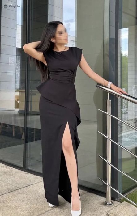 Платье женское с вырезом