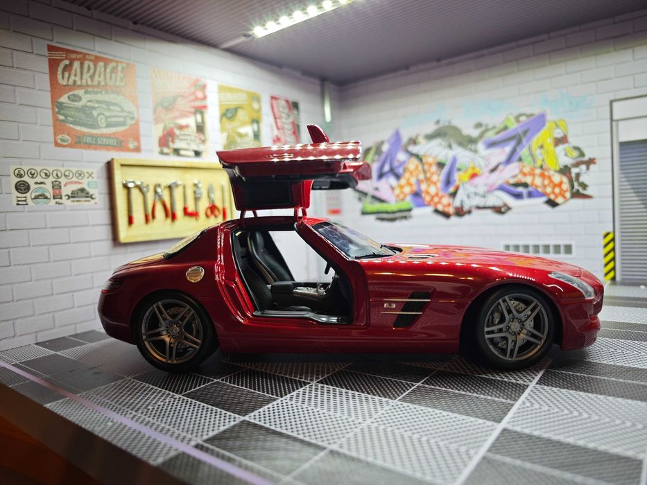 Mercedes-Benz SLS AMG ,цвят Le Mans Red 1/18 Minichamps