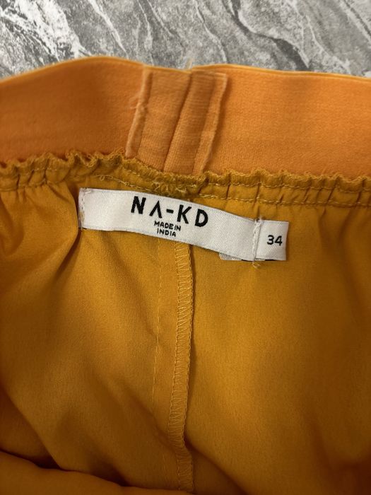 Жълта къса плисирана пола NA-KD