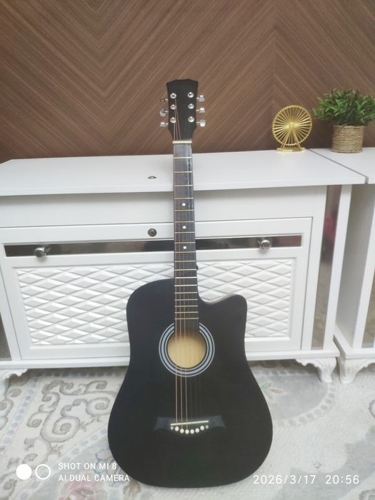 Акустическая гитара в идеальном состояний