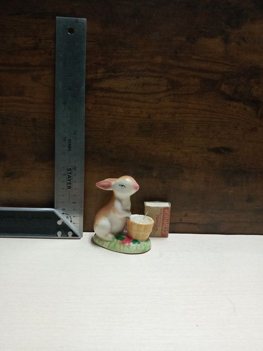 Статуэтка девушка с корзиной