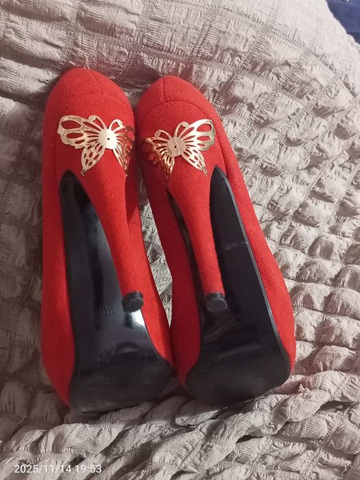 Красные туфли на каблуке