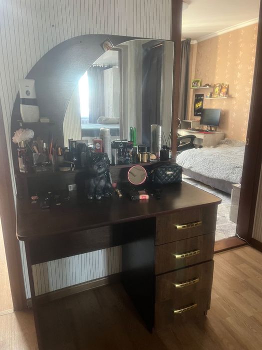 Продам туалетный столик