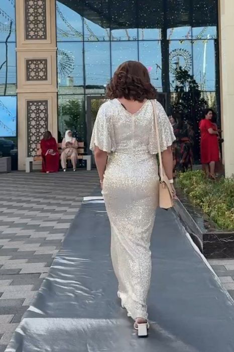 Длинное платье с пайетками