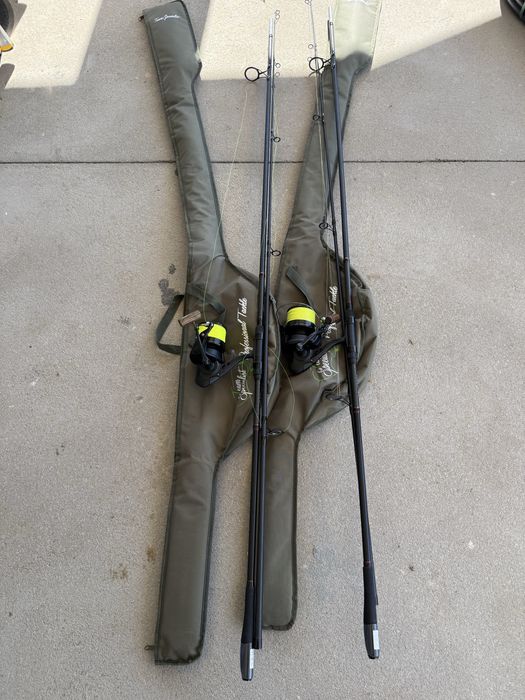 Set 2 lansete pentru crap, arow f5 max 390 cu mulinete okuma costum black CB-80