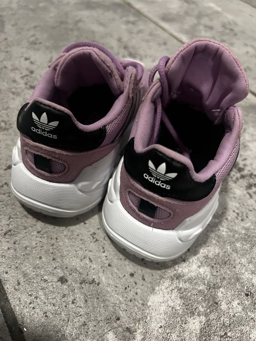 Adidasi fete ca noi