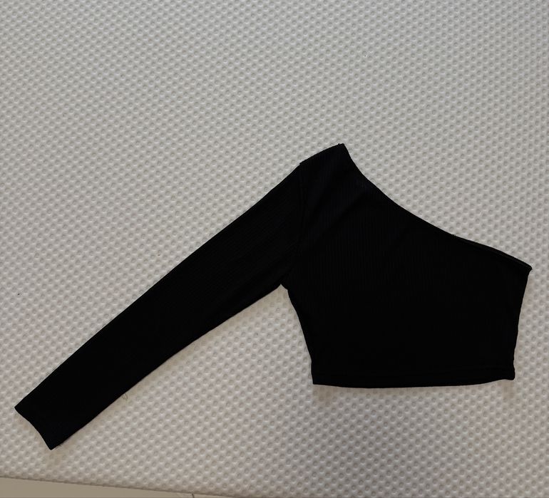 Къс черен рипсен топ с един ръкав. Размерът е XS/S.