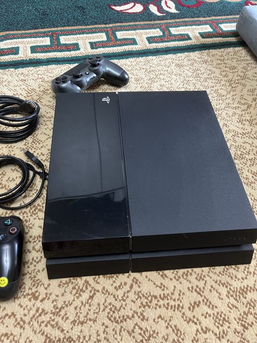 Продам PS4 Fat 500GB + 2 геймпада + игры