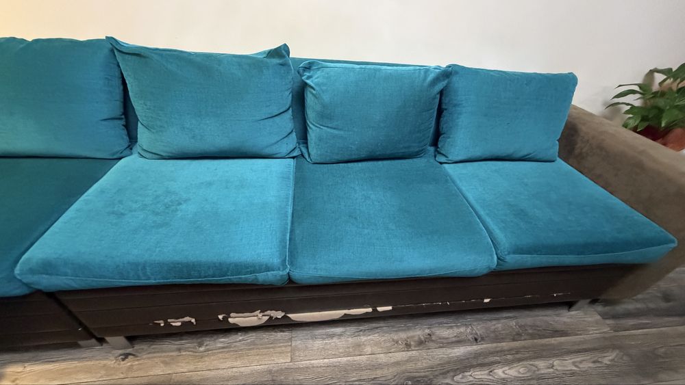 Диван състоящ се от три модула - троен и двоен диван + табуретка