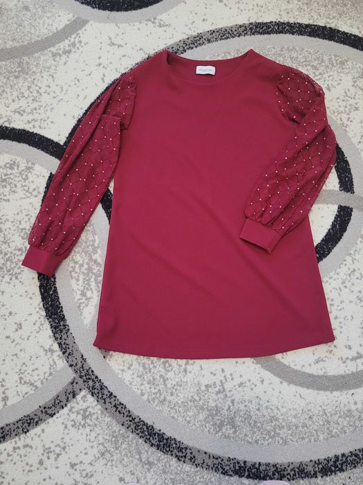 Елегантна рокля бордо с тюл ръкави