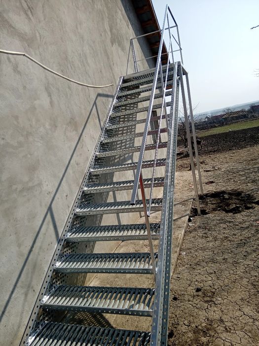 Scări metalice zincate