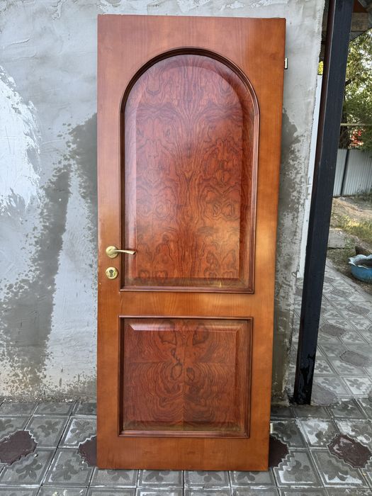 Дверь из чистого дерева