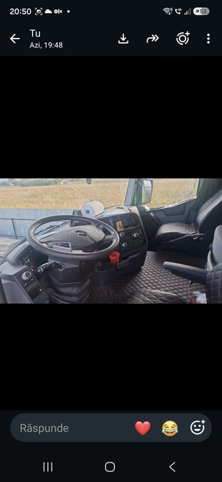 Camion forestier cu macara