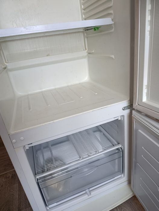 Холодильник с морозильный камерой