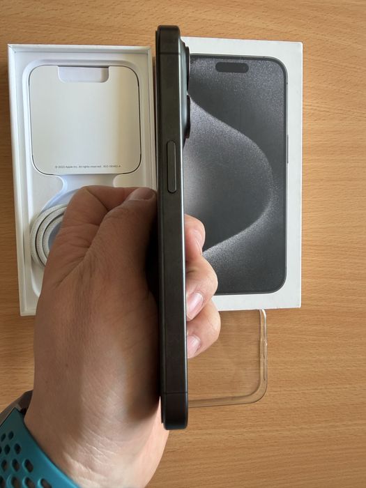iPhone 15 Pro Titanium, la cutie cu accesorii