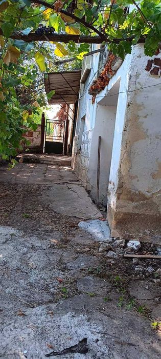 Къща на два етажа с гараж, и 1.5 дка двор в с. Баурене, обл. Враца.